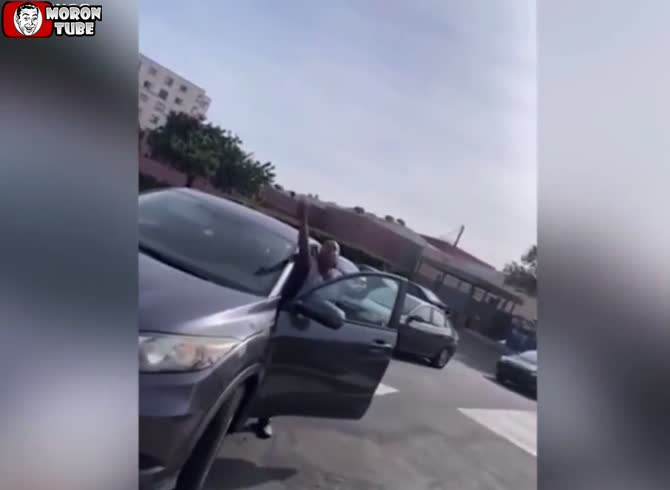 Video :She hurries into a car that has kids in it! (Rage on the road)